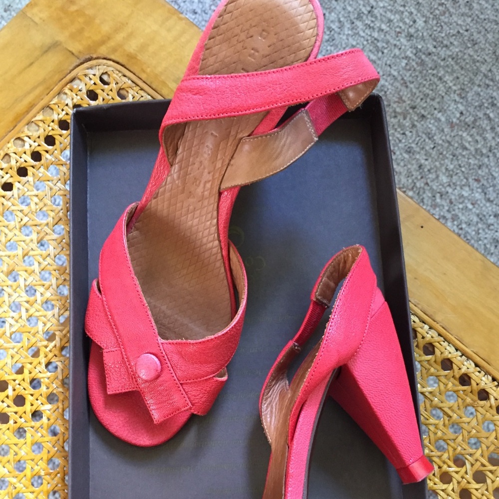 Sling back leather sandals with heel.